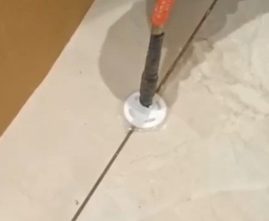 措勤瓷砖空鼓维修公司专业解答瓷砖在铺贴过程中，如果没有涂抹均匀到位的粘结材料（如水泥砂浆或瓷砖胶），可能会导致以下问题